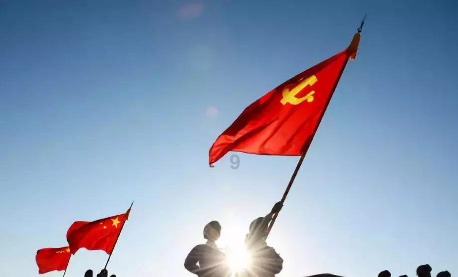 男人穿长裙居然也能如此惊艳?超模米卡独具一格的表现力,也太抓眼球了!