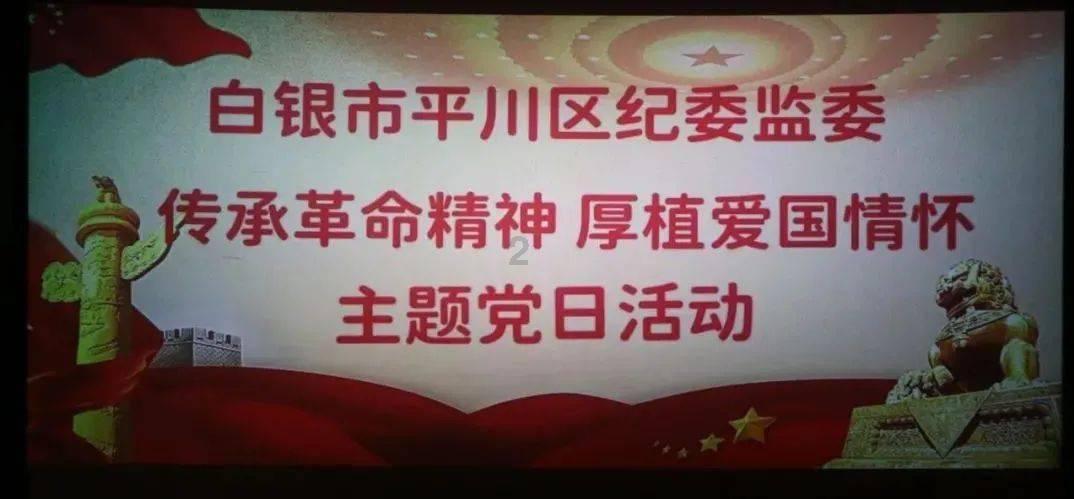 深蓝色的短袖可以配黑色裤子吗？